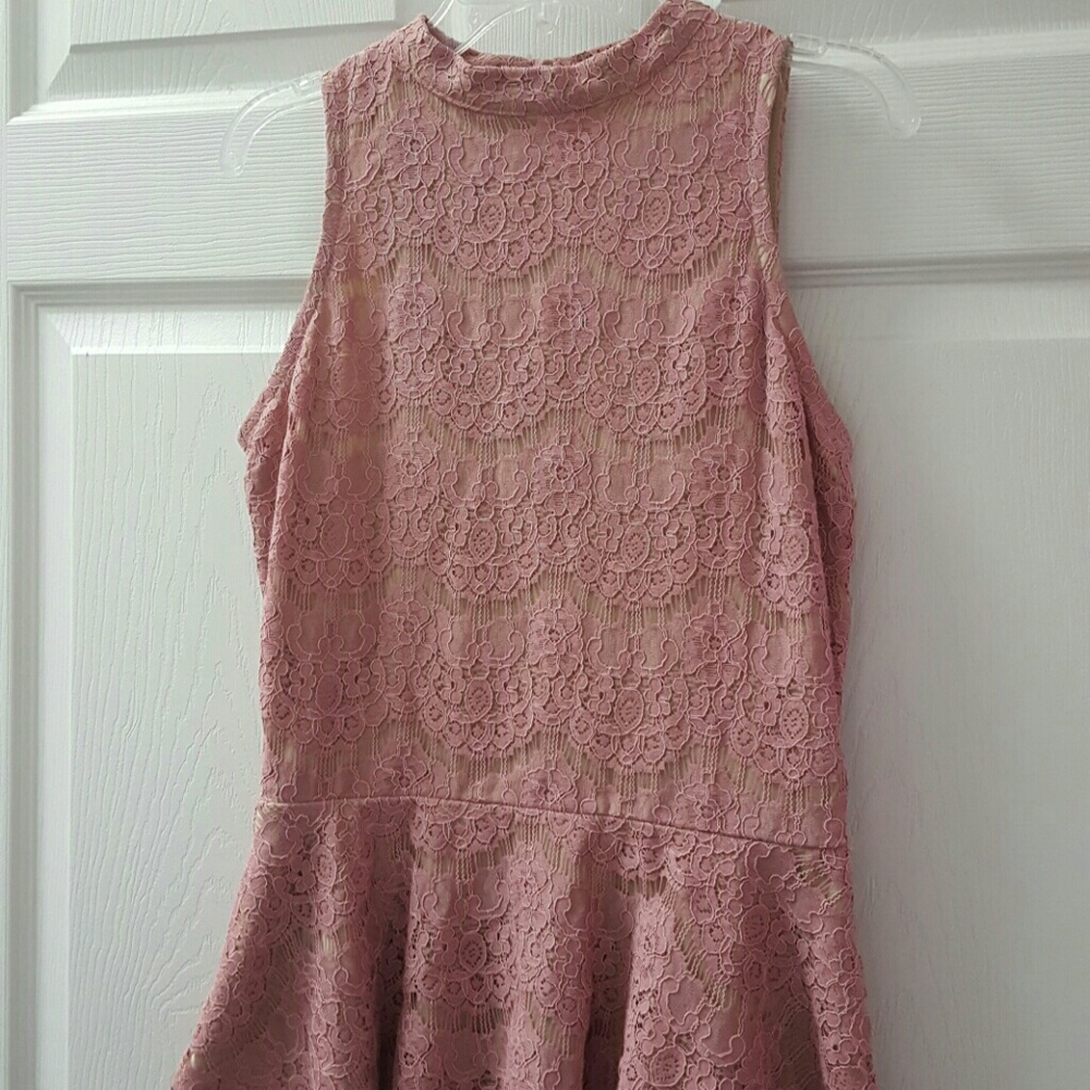 Junior's Sleeveless Peplum Lace Top